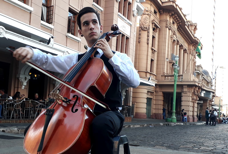 Gabriel toca violoncelo no calçadão de Ribeirão Preto