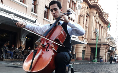 Com seu violoncelo, Gabriel leva música clássica para o Calçadão de Ribeirão