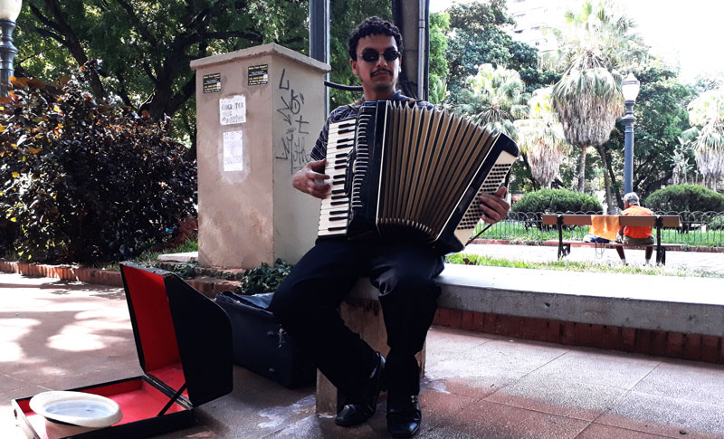 História do Dia: Aluísio toca acordeão no centro de Ribeirão Preto