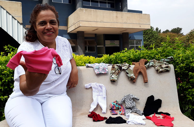 Carmem enfermeira do Hospital das Clínicas faz roupas para bebês de UTI 