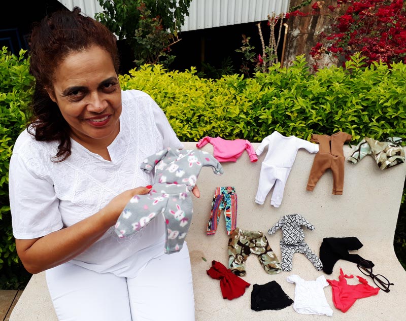 Carmem enfermeira do Hospital das Clínicas faz roupas para bebês de UTI 