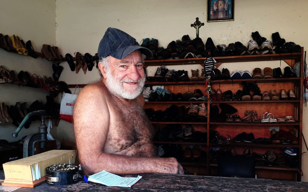 Há 55 anos, José Noccioli conserta sapatos na Vila Tibério
