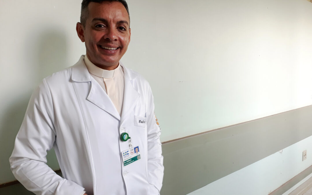 Capelão no HC, padre Jô deixa a morte menos dolorosa