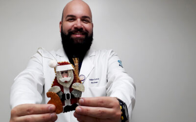 Como Papai Noel, Felipe leva o Natal para corredores de hospitais
