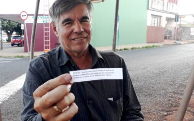 Mensagens que Sergio distribui na avenida do Café já salvaram vidas