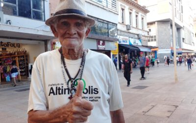 Aos 74 anos, Dorivaldo esbanja energia dançando no Calçadão  