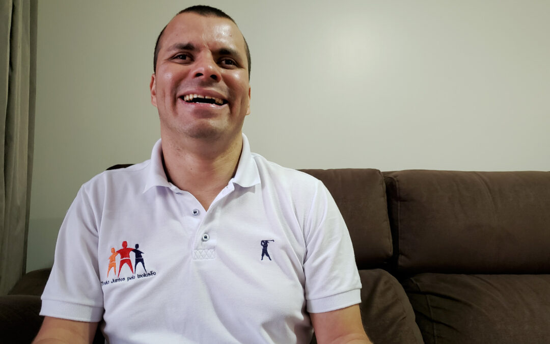 Fábio nasceu cego, se formou professor e luta pela inclusão