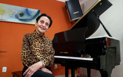 Aos 91 anos, Dinah ensina piano e toca a alma