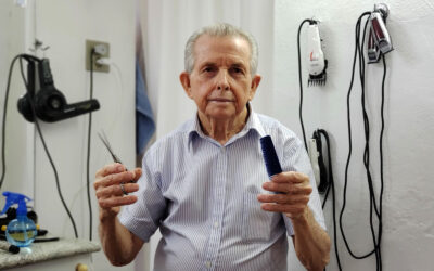 Há 57 anos, Antônio, conhecido como Zarur, corta cabelos no Santa Cruz