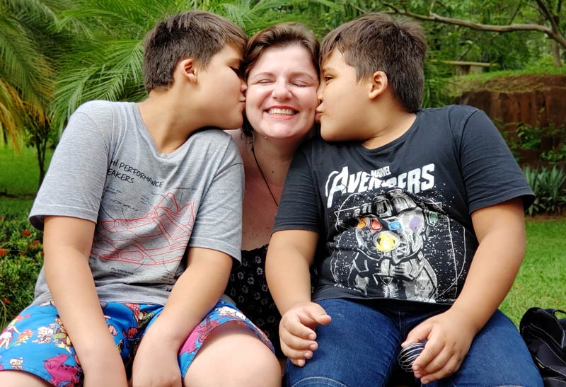 Amor de mãe: Aos 39 anos, Laura adotou os irmãos Gabriel e Mikael