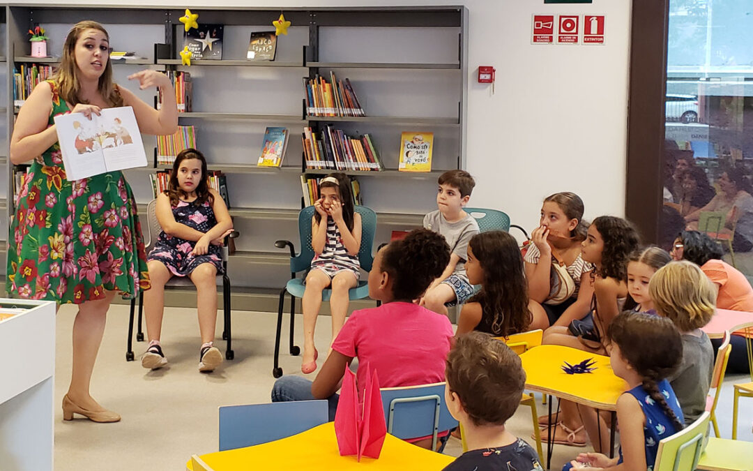 Contando histórias, Aline conscientiza sobre a síndrome de Tourette e semeia inclusão