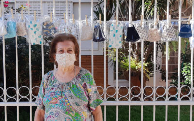 Dona Yvette costura máscaras e doa para quem precisa com varal solidário